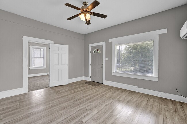 Foto del edificio - 2221 Gurnee Ave