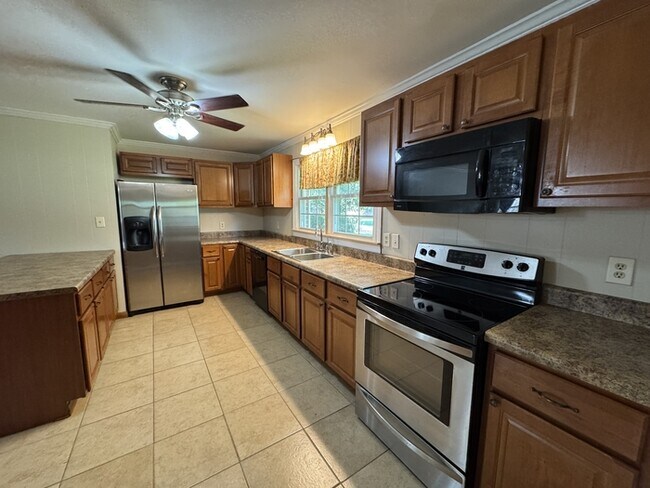 Foto del edificio - Look and lease-corner lot! Renovated!