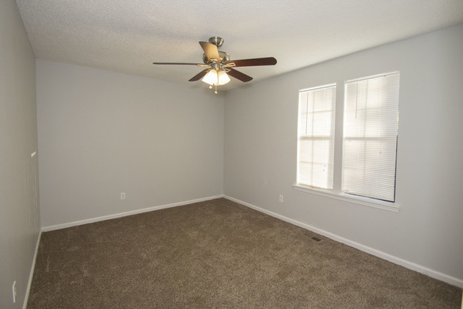 Foto del edificio - Lovely SE Columbia home is Move in Ready!