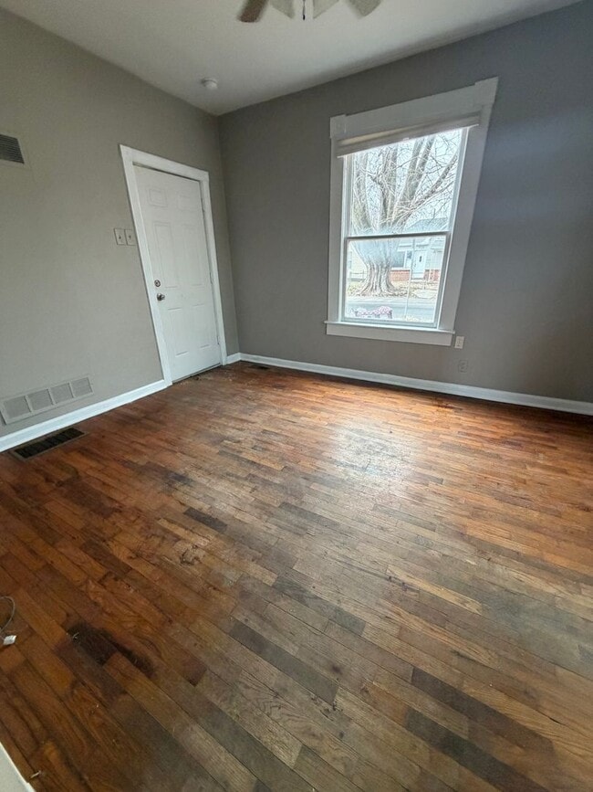 Building Photo - 1 Bedroom/1 Bath House. Garage & Fenced in Yard!