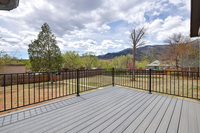Building Photo - Redstone Cabin featuring Luxury, Convenien...