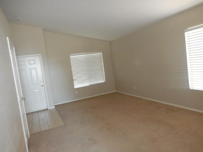 Building Photo - 10 Tanglewood Dr