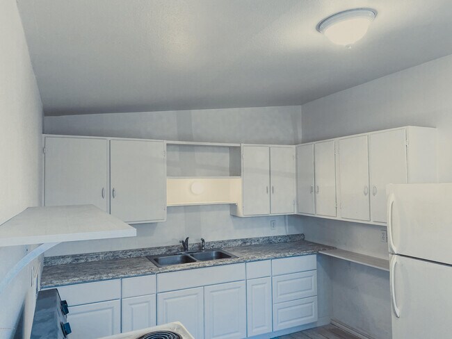 Building Photo - 2131 Garrison Rd