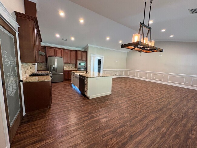 Foto del edificio - Available Now: Expansive 4BR Home with Rare 3-Bay Carport