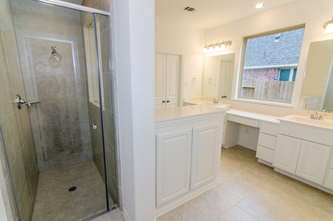 Building Photo - 18122 Glenlyon Dr