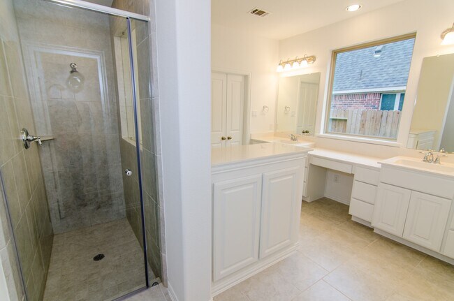 Foto del edificio - 18122 Glenlyon Dr