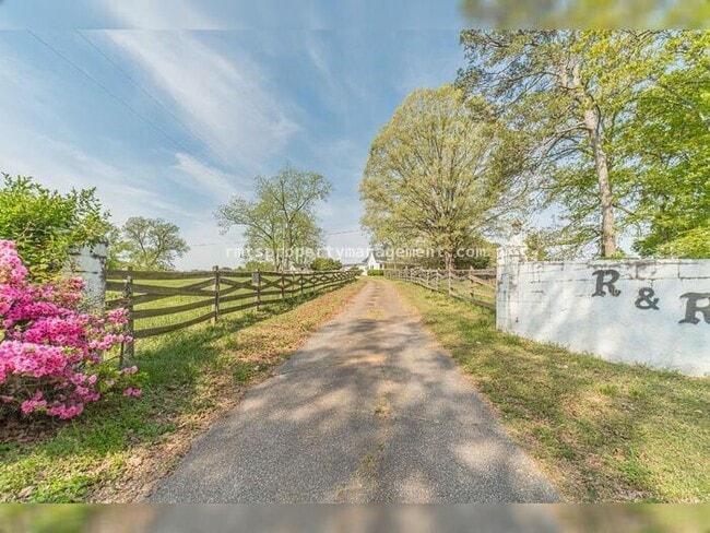 Photo - 7680 Jefferson River Rd House