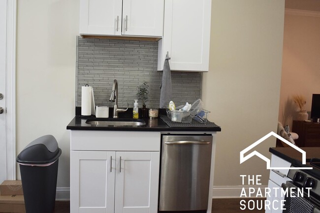 Photo - 3819 N Greenview Ave Apartment