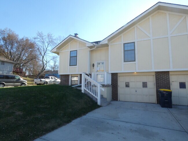 Foto del edificio - Beautiful Town Home in Park Hill School District!