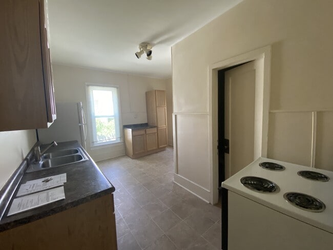 Building Photo - 524 W Grand Ave