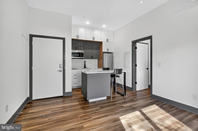 Building Photo - 1935 E Hazzard St