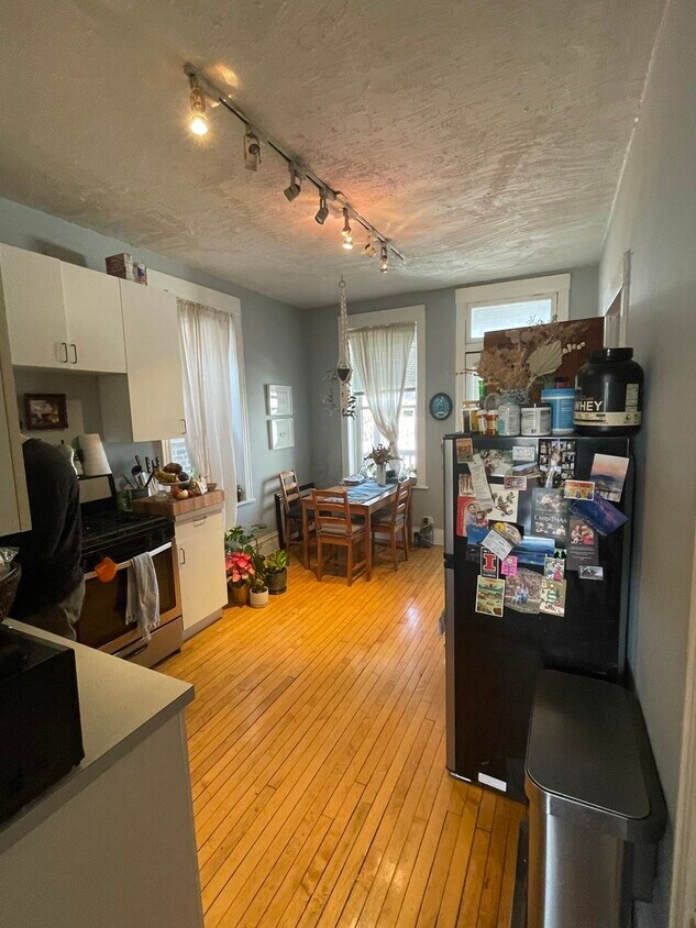 Building Photo - 1028 N Marshfield Ave