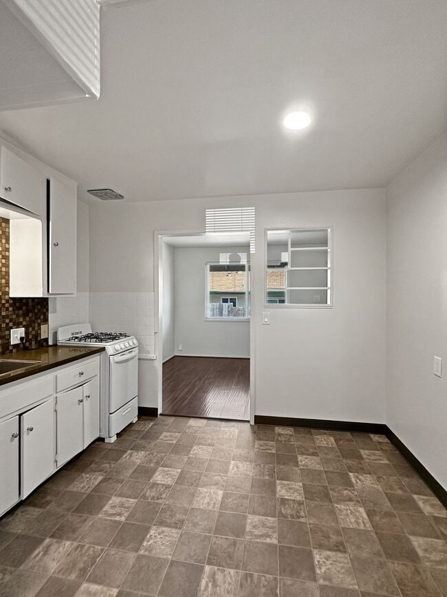 Building Photo - Upgraded Two Bedroom Apartment in 4-Plex