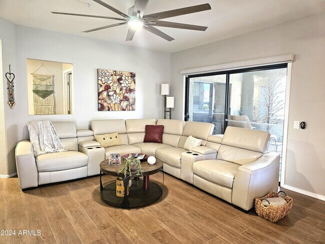 Foto del edificio - 15225 N 100th St