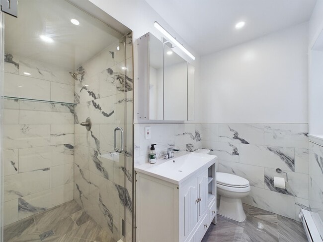 Foto del edificio - 678 Chestnut Pl