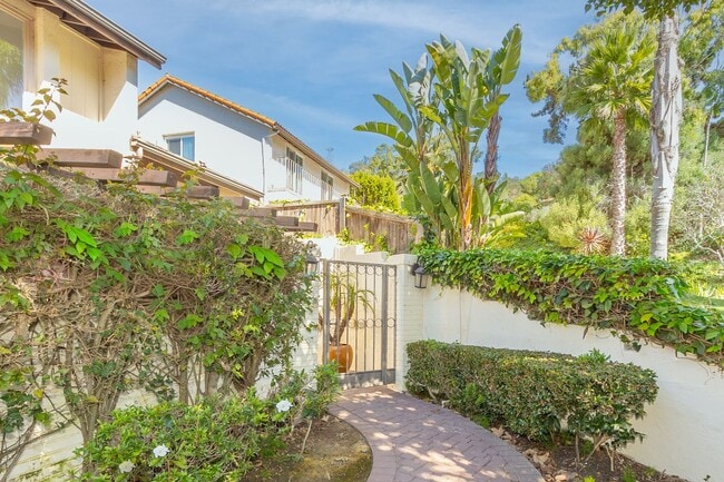 Building Photo - 4 Bedroom / 3 Bathroom Home With Panoramic...