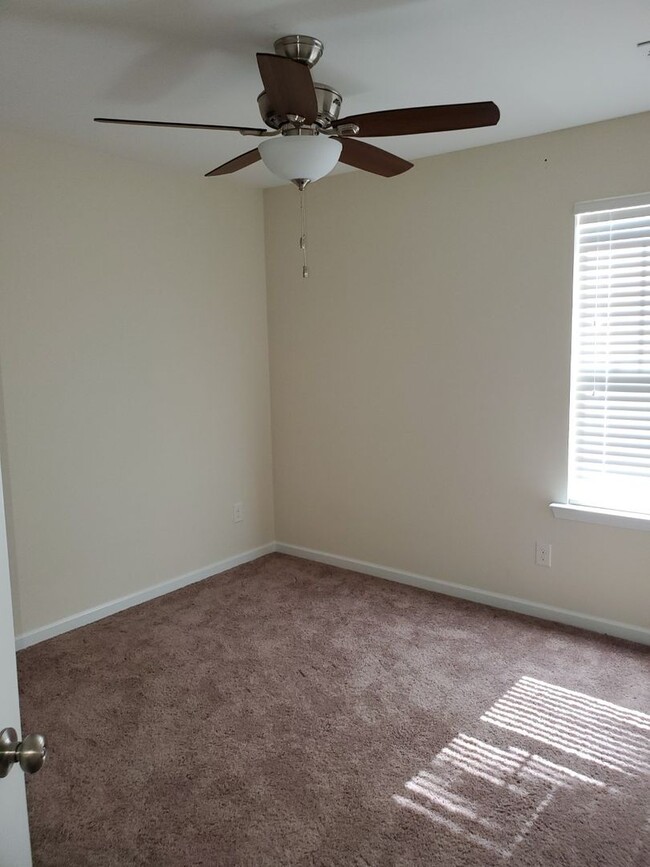 Building Photo - Beautiful 3 Bedroom 2.5 Bath Home Brooklan...