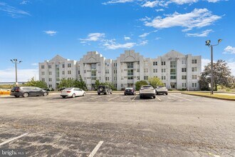 Building Photo - 5213 Le Parc Dr