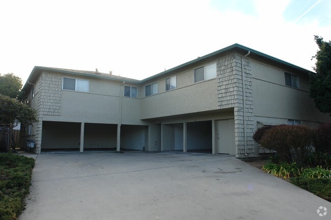 Building Photo - Hillcrest Manor