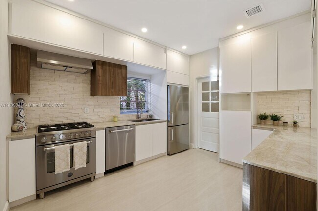 Foto del edificio - 3760 Royal Palm Ave