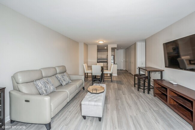 Building Photo - 2020 N Lincoln Park W