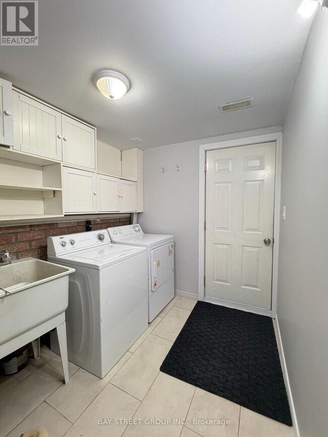 Building Photo - 759 Eaglemount Crescent