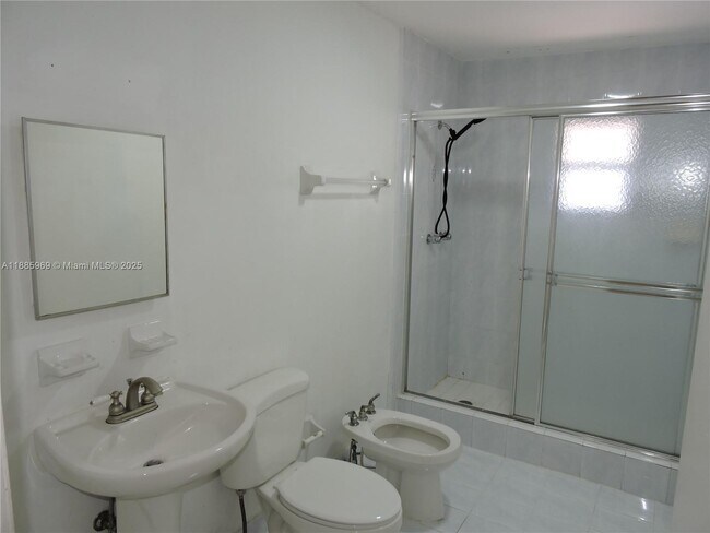 Foto del edificio - 681 NE 3rd Pl