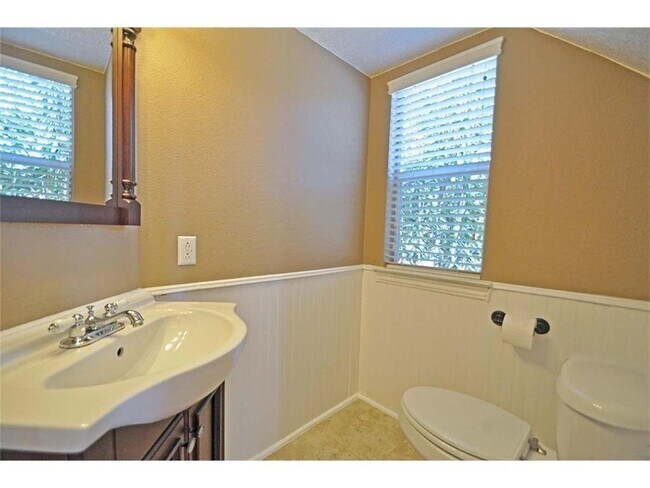 Building Photo - 1500 Sylvia Ln