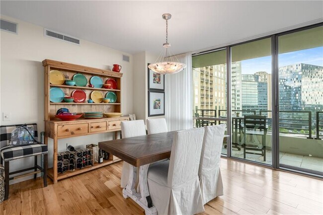 Building Photo - 700 Park Regency Pl NE