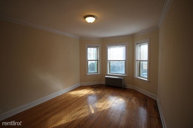 Building Photo - 2320 W Granville Ave
