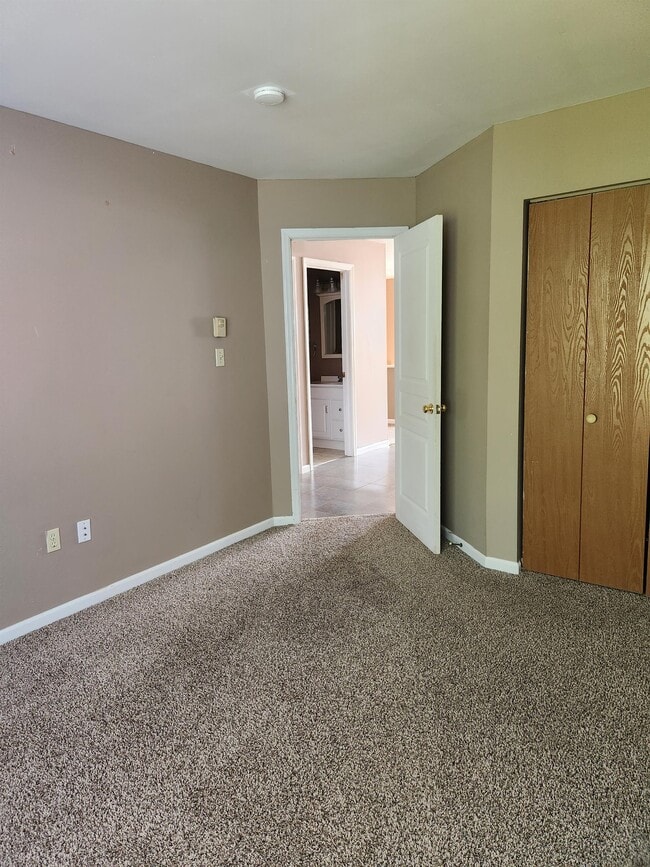 Building Photo - 104 Pickwick Pl