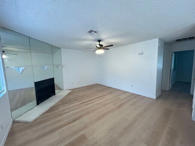 Foto del edificio - 2 Bedroom 2 bath Condo!