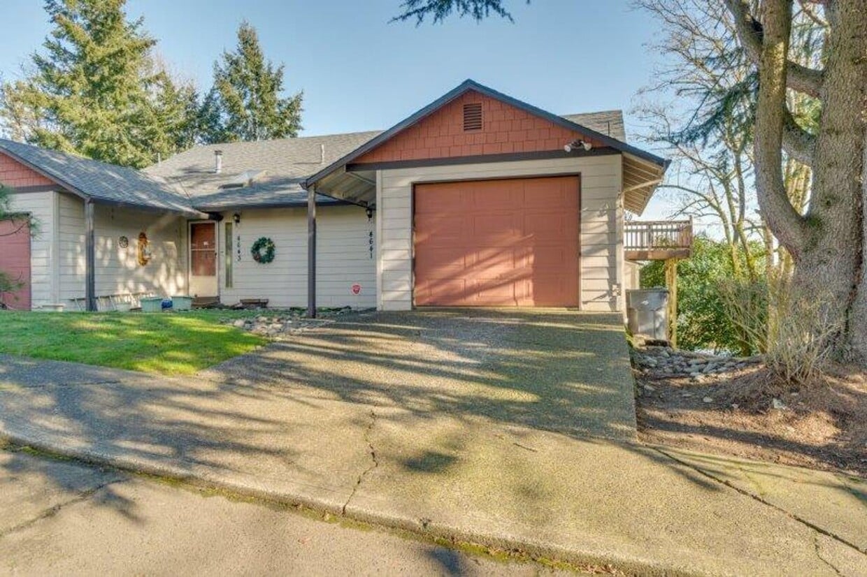 Primary Photo - Updated 3 Bedroom, 1.5 Bathroom Duplex in ...