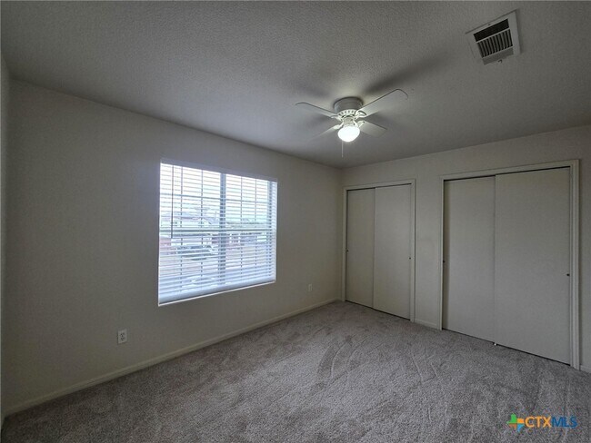 Foto del edificio - 4407 Paintbrush Dr