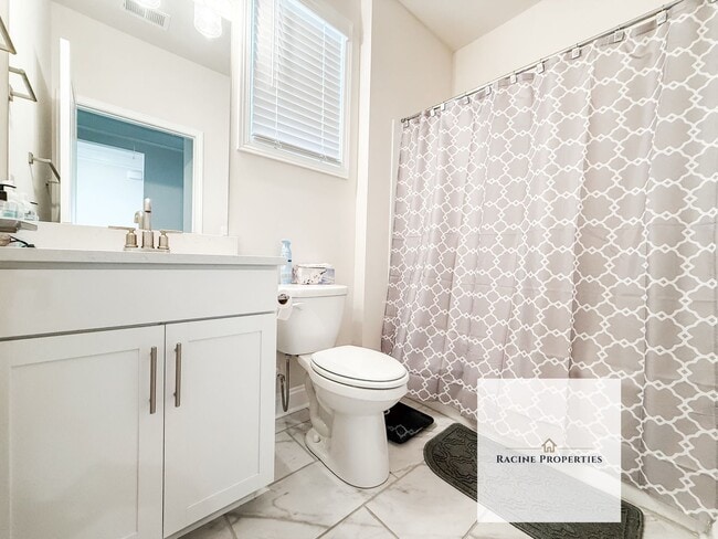 Building Photo - Beautiful, Cozy Home in Greenville!