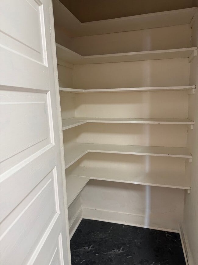 Building Photo - LARGE DOWNSTAIRS 1 Bedroom apartment