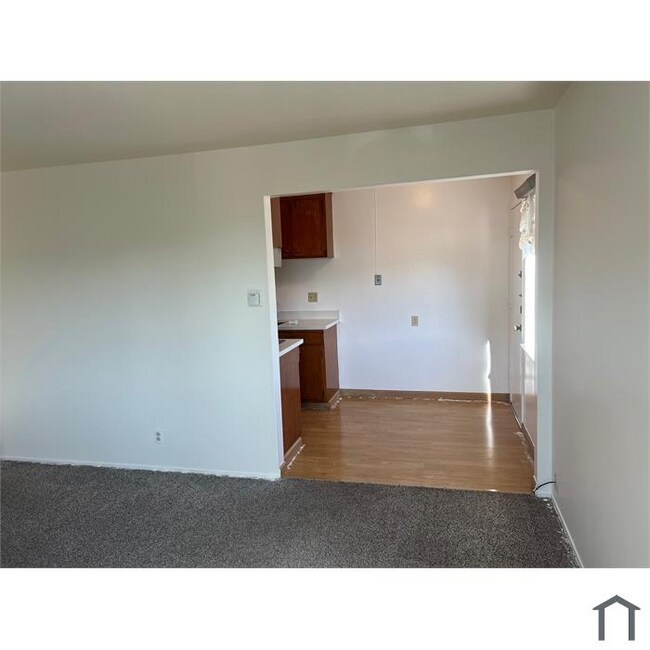 Building Photo - 490 Talbert St