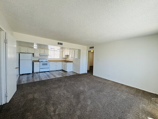 Foto del edificio - Conveniently Located Downstairs 2 bed, 1 b...