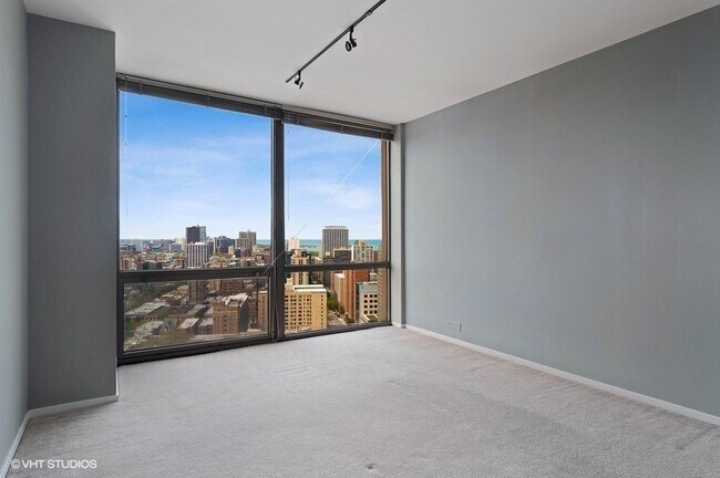 Foto del edificio - 2650 N Lakeview Ave