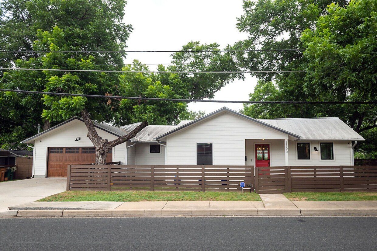 Primary Photo - Amazing Bouldin Creek Remodeled Bungalow!