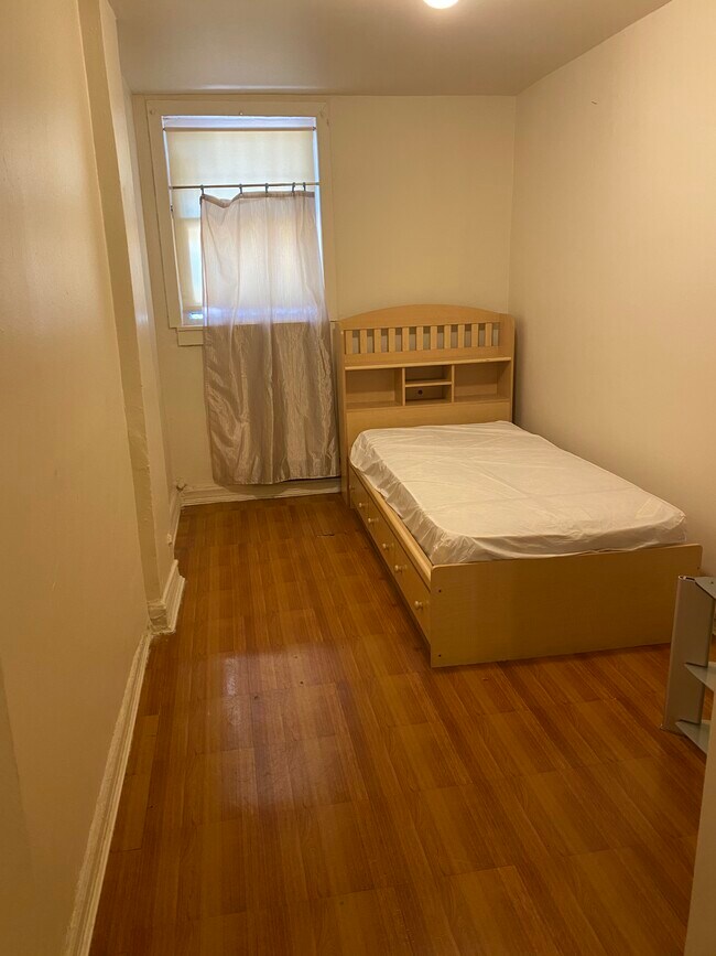 Bedroom - 2002 W 11th St