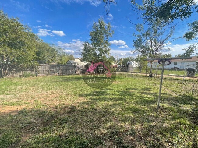 Building Photo - Affordable 3 or 4 bedroom home!!