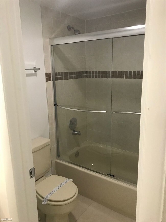 Foto del edificio - 2 br, 2 bath  - 18255 NW 68th Ave