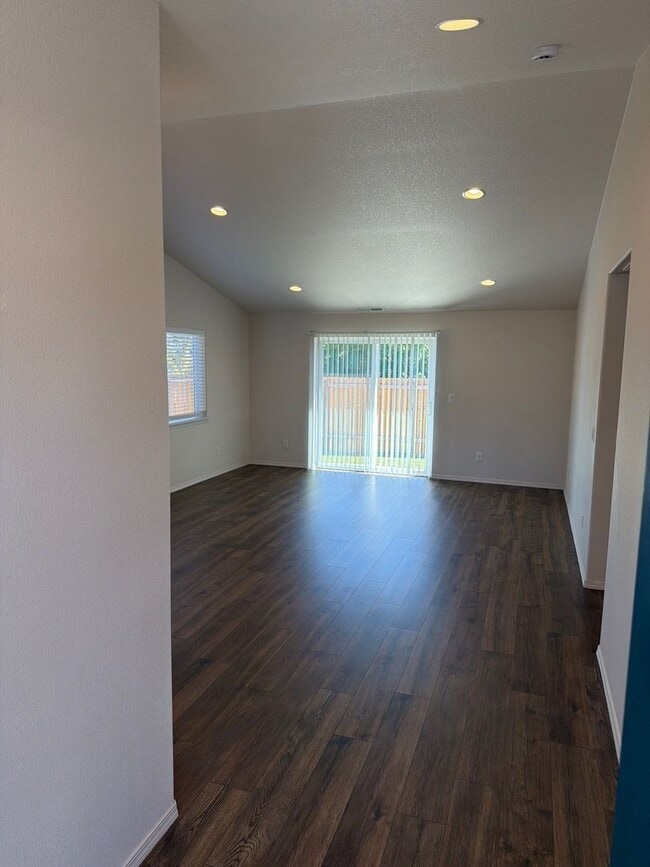 Building Photo - 1608 Zoe Ave