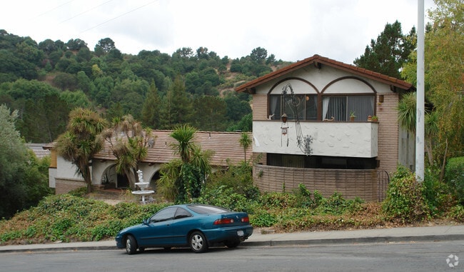 Building Photo - 2050 Ascot Dr
