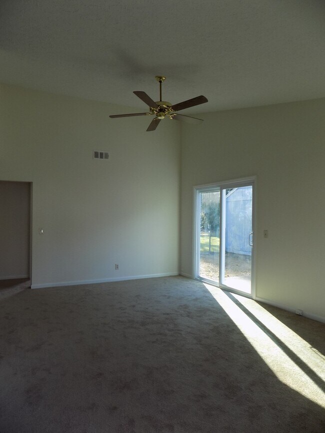 Building Photo - 3 Bedroom Home Close to Georgia Southern's...