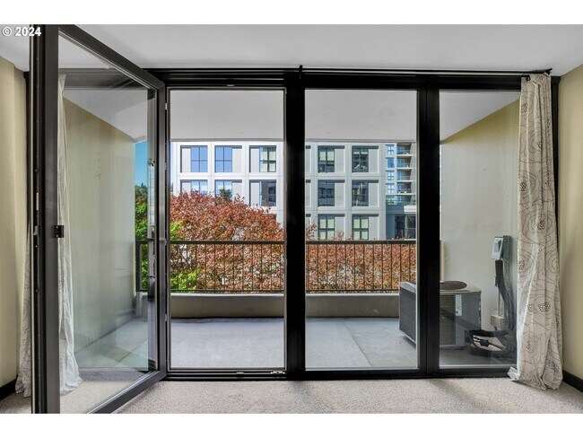 Foto del edificio - Modern 1Bd1Ba SW Corner Condo with some Ci...