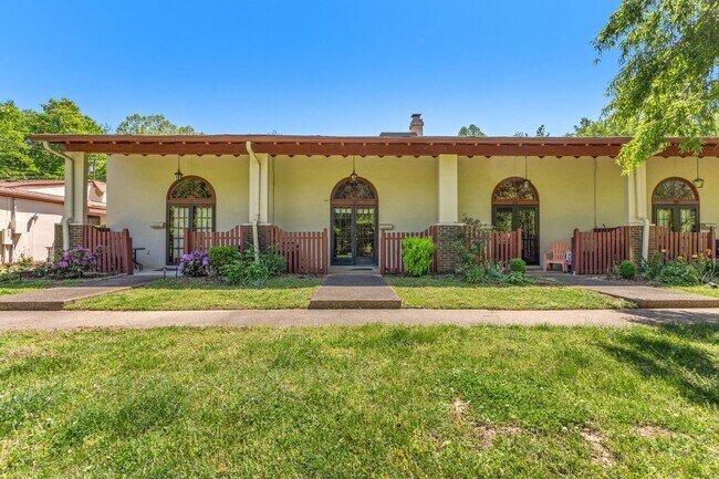 Foto del edificio - Discover the most affordable home in Belle Forest, located in Nashville's highly coveted 37221 zi...