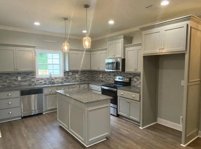 Building Photo - Spacious 4BR/2BA Home with Open Floor Plan, Granite Kitchen & Privacy Fence in Valdosta