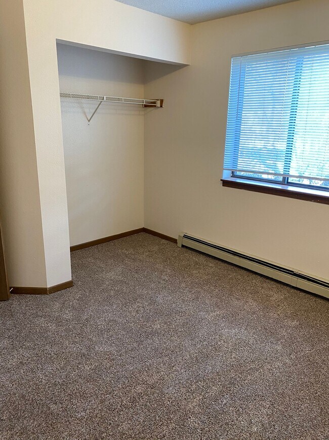 Foto del edificio - 4 Bedroom 2 Bathroom Apartment